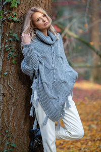 Poncho z frędzlami fb601