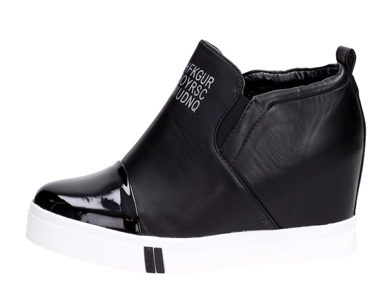 Czarne botki na koturnie sneakersy 252